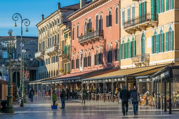 Verona Talya Yürüyüş Yapan Insanlarla Dolu Piazza Sütyen Meydanı — Stok fotoğraf