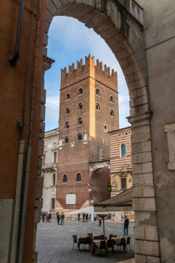 İtalya, Verona 'daki Piazza dei Signori' de Ortaçağ Kulesi