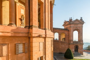 İtalya, Bologna 'daki Madonna di San Luca binasının mabedi.