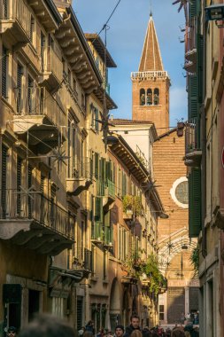 İtalya 'nın Verona şehrinde sokak ve kilise