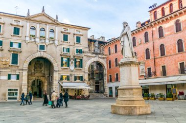 İtalya, Verona 'daki Piazza dei Signori' de Dante heykeli.