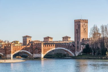 Verona, İtalya 'da Ponte Scaligero ortaçağ köprüsü