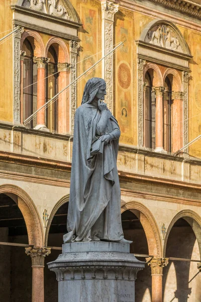 ヴェローナのヴェローナ シグノーリ広場のダンテ像 — ストック写真