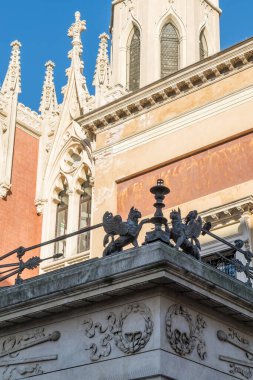 İtalya 'nın Padova kentindeki neo gotik bir binanın ayrıntıları