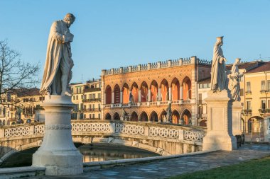 İtalya 'nın Padova kentindeki Prato della Valle Meydanı' ndaki heykeller