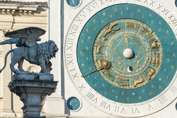 イタリアのパドヴァにあるライオンの像を用いた天文時計 — ストック写真