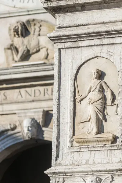 イタリアのパドヴァで彫刻されたモニュメント ウィングドリオと正義を表す女性 — ストック写真