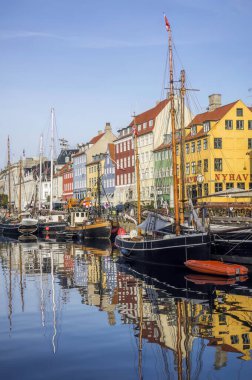 Danimarka, Kopenhag 'ın Nyhavn mahallesindeki rıhtımda yelkenli sürüyor.