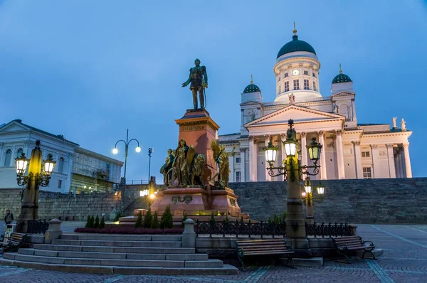 Finlandiya 'nın başkenti Helsinki' de gece vakti Senato Meydanı
