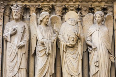 Paris, Fransa 'daki Notre Dame katedralinde azizlerin heykelleri.