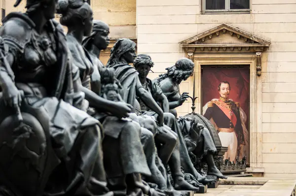Porträt Napoleons Des Dritten Mit Bronzestatuen Paris Frankreich — Stockfoto