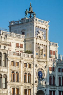 Saat Kulesi veya Torre dellOrologio Venedik 'teki St. Marks Meydanı, İtalya