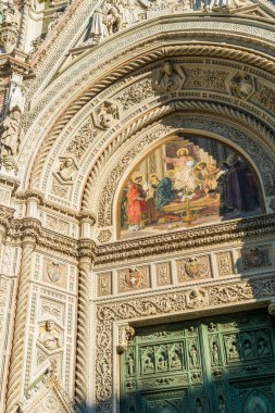 Floransa Duomo Katedrali 'nin ana kapısı.