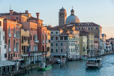 İtalya, Venedik 'te fırtınalı bir gökyüzünün altında Büyük Kanal' da tekneler