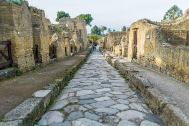 İtalya 'nın Herculaneum harabelerinde iyi korunmuş bir cadde.