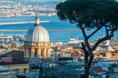 İtalya 'daki Spirito Santo Kilisesi' nin kubbesiyle Napoli manzarası.