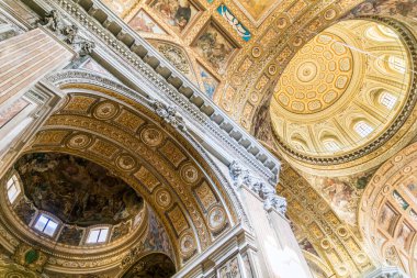 Chiesa del Gesu Nuovo 'nun içi ya da Napoli, İtalya' daki Yeni İsa Kilisesi.