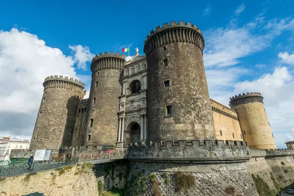 Napoli, İtalya 'daki Ortaçağ Kalesi