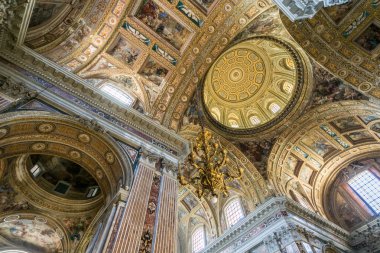 Chiesa del Gesu Nuovo 'nun içi ya da Napoli, İtalya' daki Yeni İsa Kilisesi.