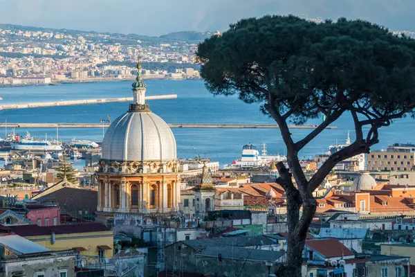İtalya 'daki Spirito Santo Kilisesi' nin kubbesiyle Napoli manzarası.