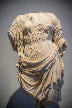 Roma, İtalya 'da bir müzedeki bir kadının Roma heykeli.