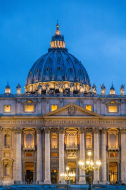 Vatikan 'daki San Pietro Bazilikası, Roma Katolik Kilisesi' nin merkezi.
