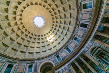 Roma, İtalya 'daki Pantheon' un beton kubbesinin içi.