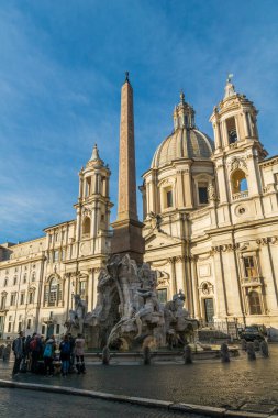 Piazza Navona Meydanı 'nda Mısır dikilitaşı ve Roma, İtalya' da kilise var.