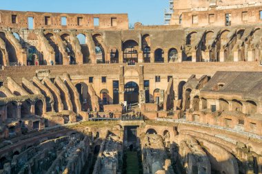 Roma Kolezyumu 'nun ya da İtalya' daki Flavian amfitiyatrosunun kalıntıları.