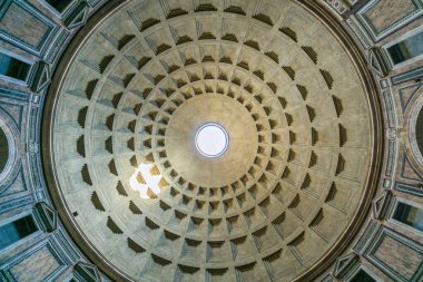 Roma, İtalya 'daki Pantheon' un beton kubbesinin içi.