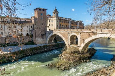 Roma, İtalya 'daki Ponte Fabricio eski Roma köprüsü