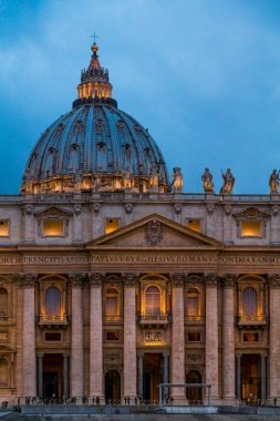 Vatikan 'daki San Pietro Bazilikası, Roma Katolik Kilisesi' nin merkezi.