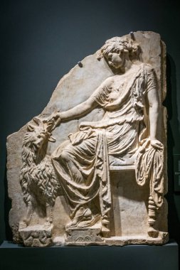 Roma, İtalya 'da genç bir kadın ve bir keçinin antik heykeli