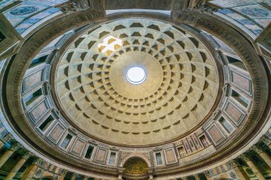 Roma, İtalya 'daki Pantheon' un beton kubbesinin içi.