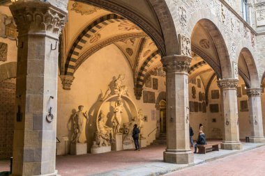 İtalya, Floransa 'daki Bargello Ulusal Müzesi' nin içinde.