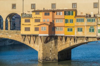 İtalya, Floransa 'da Ponte Vecchio köprüsü olan Arno Nehri