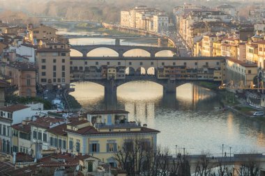 İtalya, Floransa 'da Ponte Vecchio ile Arno Nehri manzarası