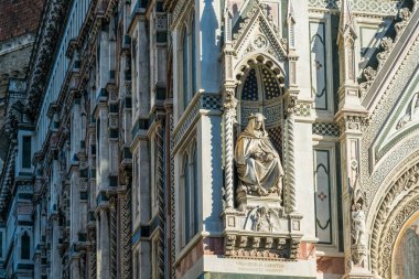 Floransa Duomo Katedrali 'nin son derece süslü mermer ön cephesi