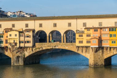 İtalya, Floransa 'da Ponte Vecchio köprüsü olan Arno Nehri