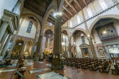 İtalya, Floransa 'daki Santa Croce Bazilikası' nın içinde.