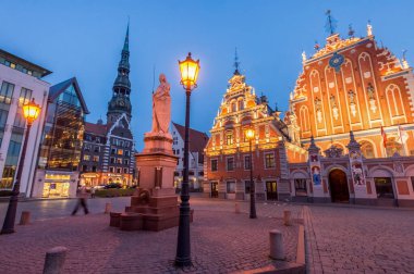 Rathausplatz Meydanı Riga, Letonya 'da Kara Kafalar Evi ile.