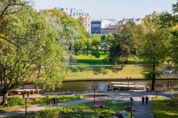 Riga, Letonya 'daki Bastejkalna Parkı' nda tekneler