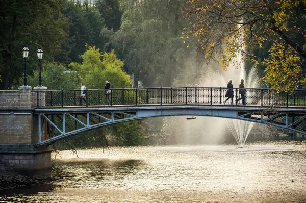 Riga, Letonya 'daki Bastejkalna Parkı' ndaki köprü.