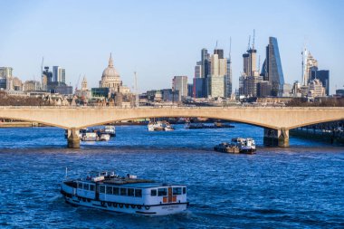 Thames Nehri, İngiltere, Londra 'nın kayık ve silueti ile doludur.