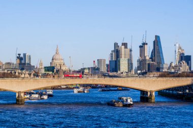 Thames Nehri, İngiltere, Londra 'nın kayık ve silueti ile doludur.