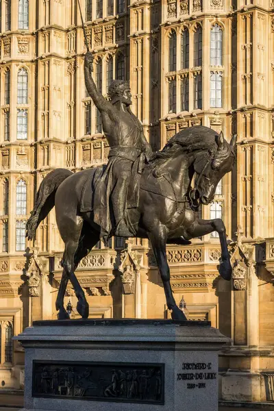 Westminster Sarayı ve Richard Londra 'daki ilk binicilik heykeli.