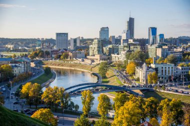 Litvanya 'nın Altana tepesinden modern Vilnius manzarası