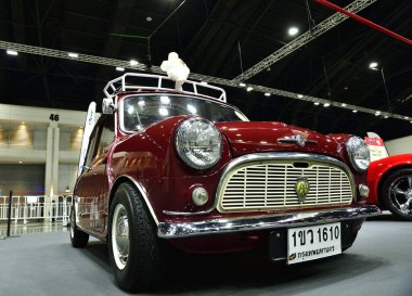 Bangkok Tayland 5 Aralık 2022: Austin Mini MK I, motor 998 cc, yıl 1965, Country England, motor 1986cc klasik araba fuarı Bangkok, Tayland 'daki Motor Fuarı 2020 sergisi.
