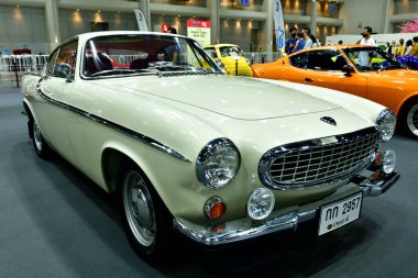 Bangkok Tayland 5 Aralık 2022: Volvo P1800, yıl 1966, İsveç, motor 1986cc klasik araba fuarı Bangkok, Tayland 'daki Motor Fuarı 2020 sergisi.