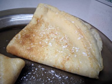 Bir plaka üzerinde ince krep.